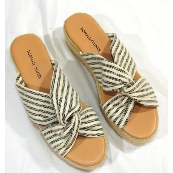 *HP* Donald Pliner Chatcha‎ Canvas Sandal - Picture 1 of 12